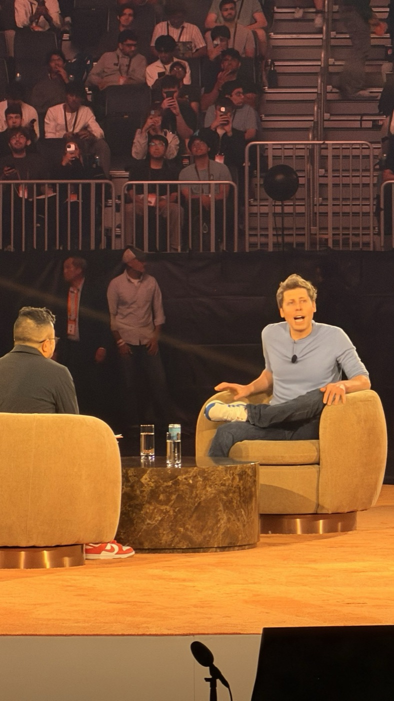 Sam Altman's closing fireside chat, the crowd behind filming on phones